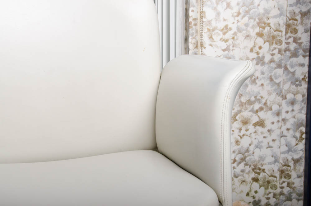 Pedestal Dining Table With Modern Style Chairs