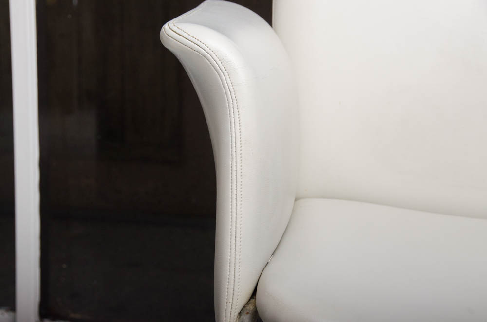 Pedestal Dining Table With Modern Style Chairs