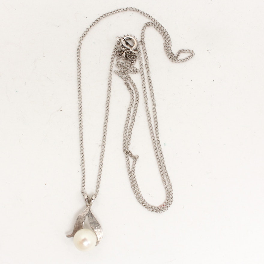 14K White Gold Cultured Pearl Pendant Necklace