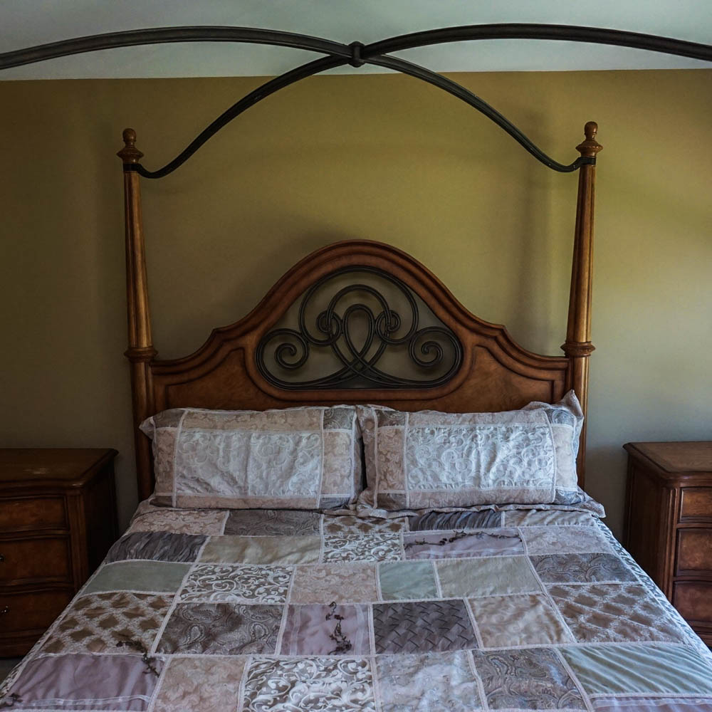 Four Poster King Size Bed Frame by Thomasville with Bedding
