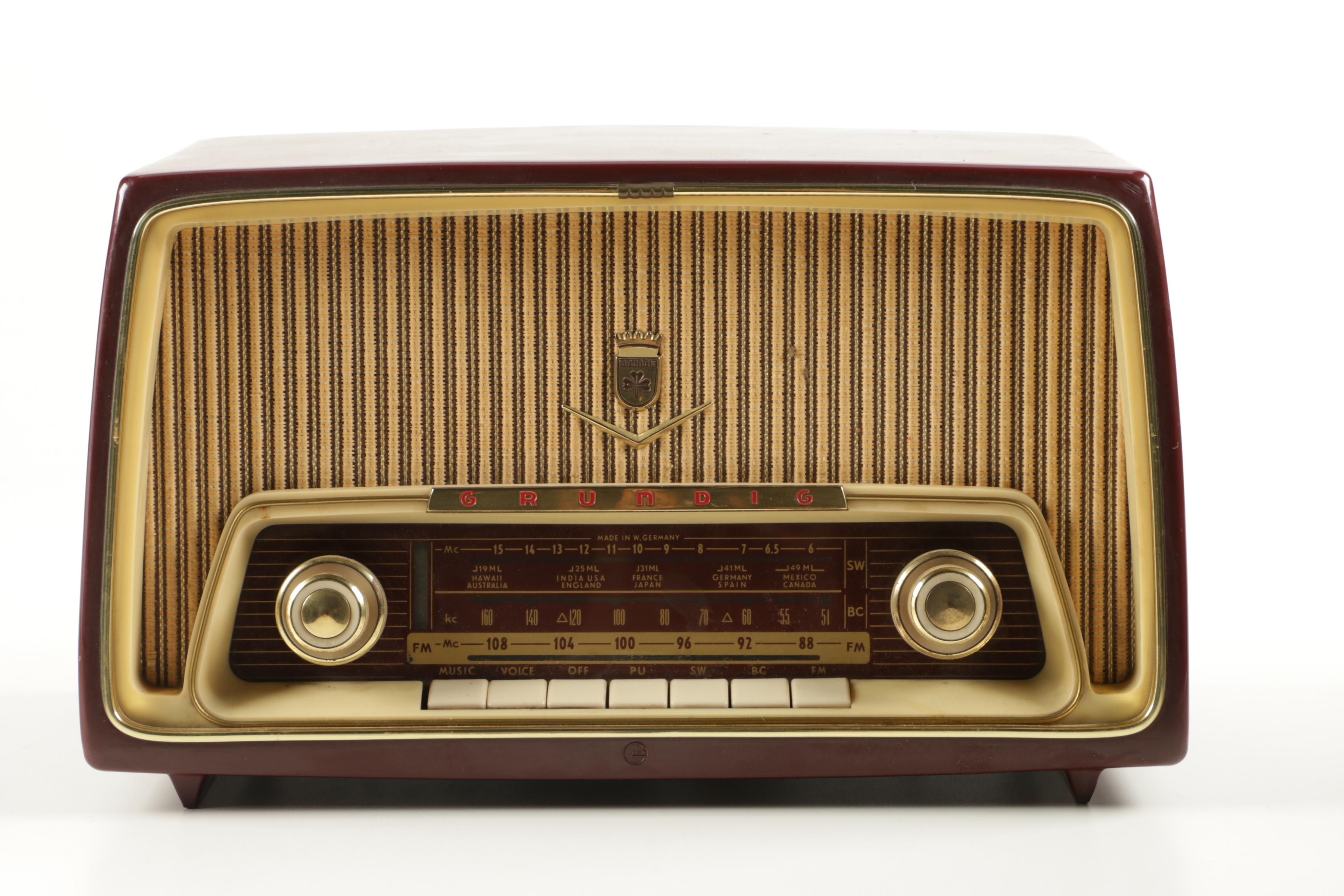 Vintage Grundig "Majestic 97" AM/FM  International Radio