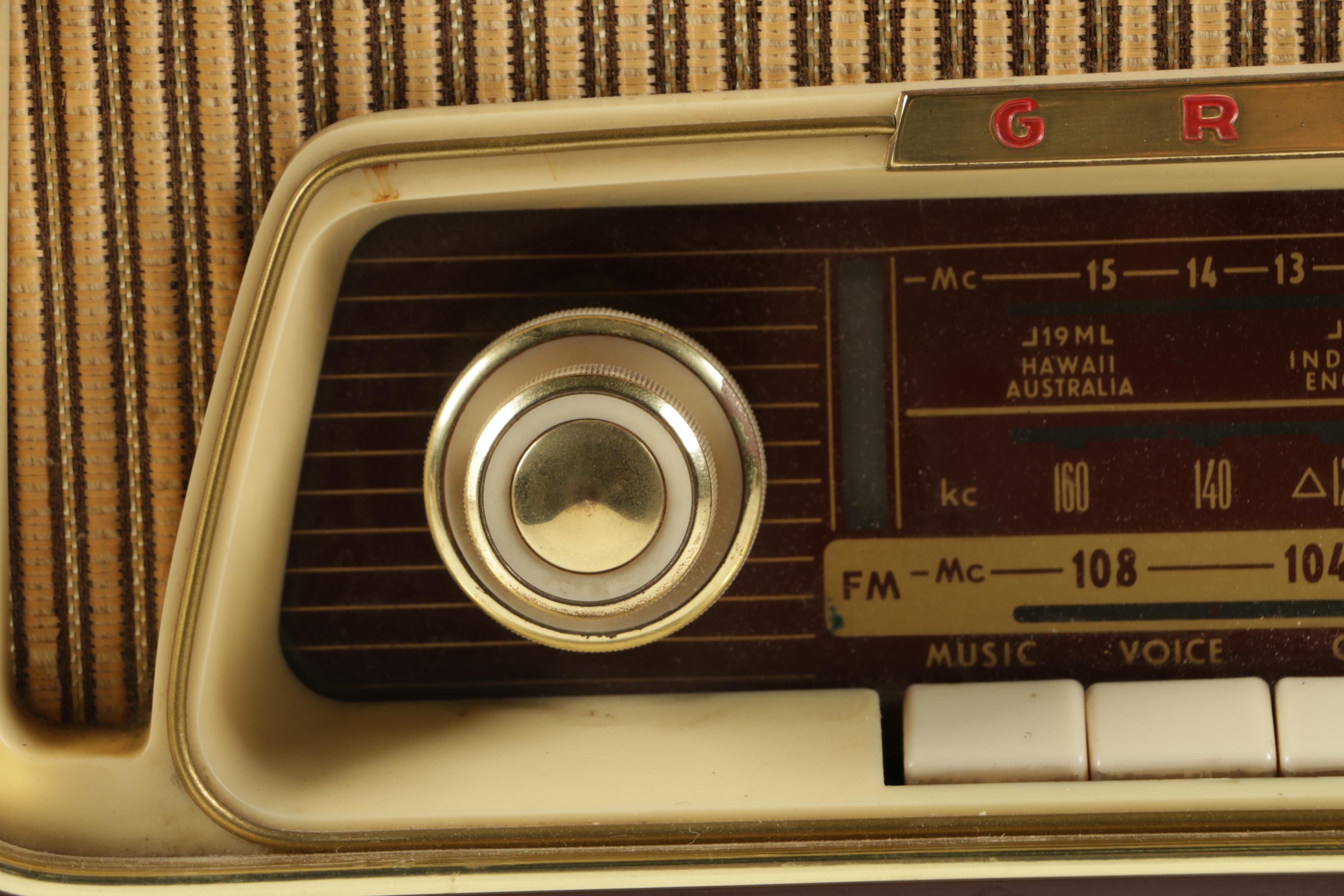 Vintage Grundig "Majestic 97" AM/FM  International Radio