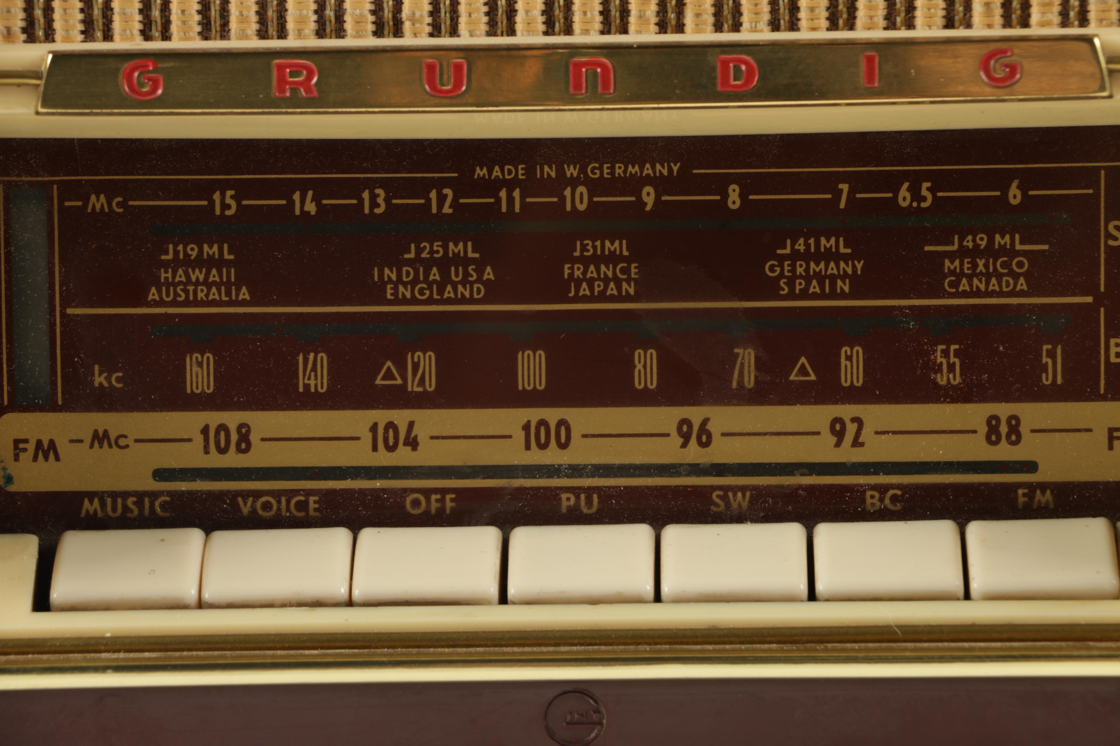 Vintage Grundig "Majestic 97" AM/FM  International Radio