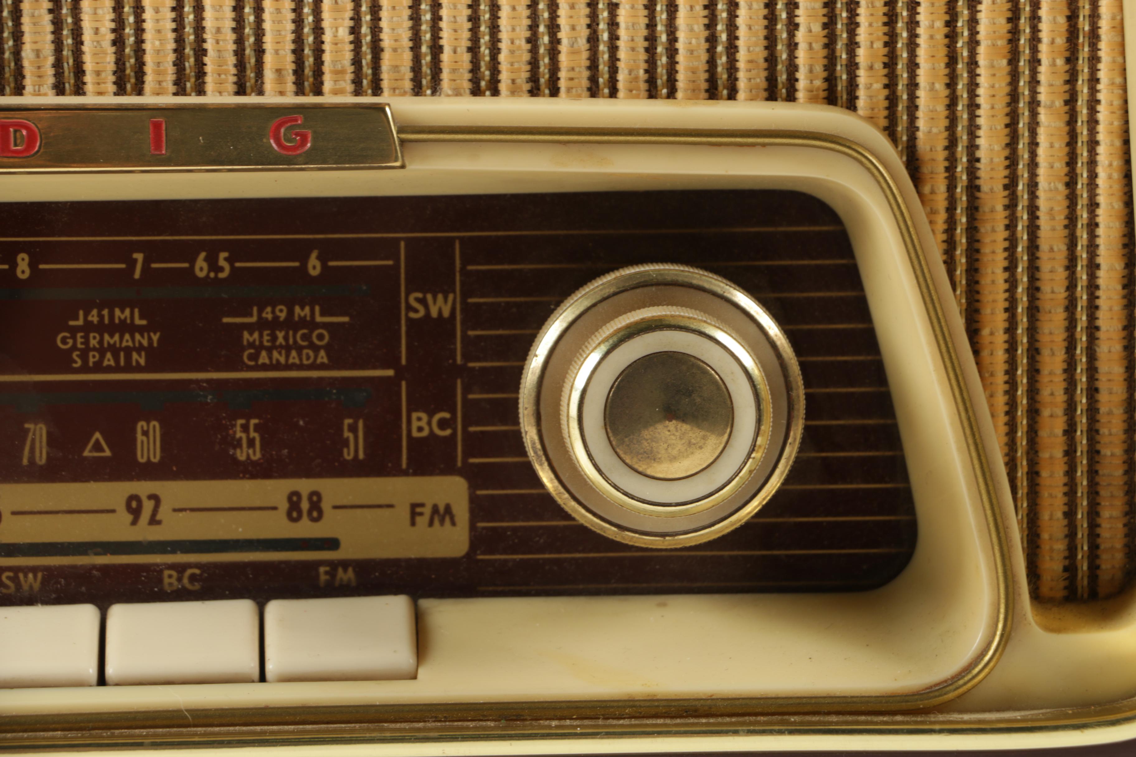 Vintage Grundig "Majestic 97" AM/FM  International Radio