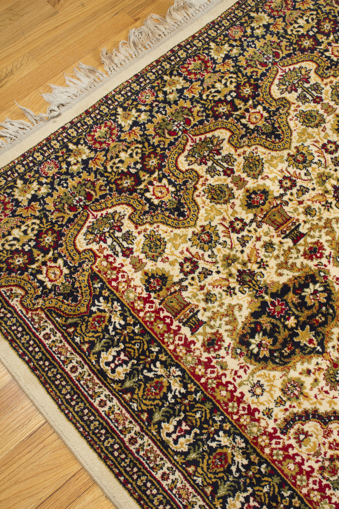 Machine Woven Persian-Style "Vase" Accent Rug