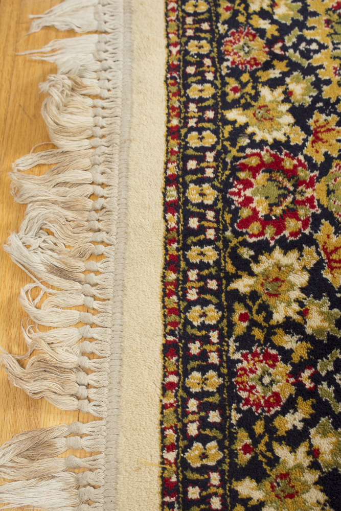 Machine Woven Persian-Style "Vase" Accent Rug