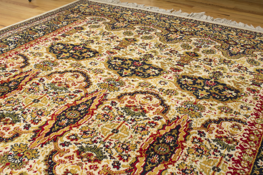 Machine Woven Persian-Style "Vase" Accent Rug