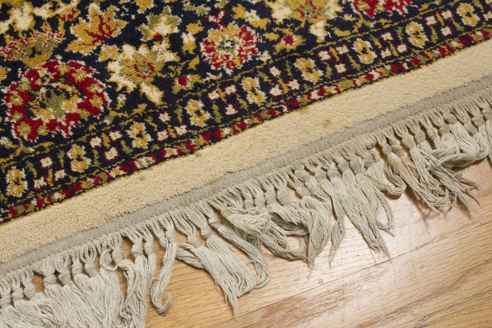 Machine Woven Persian-Style "Vase" Accent Rug