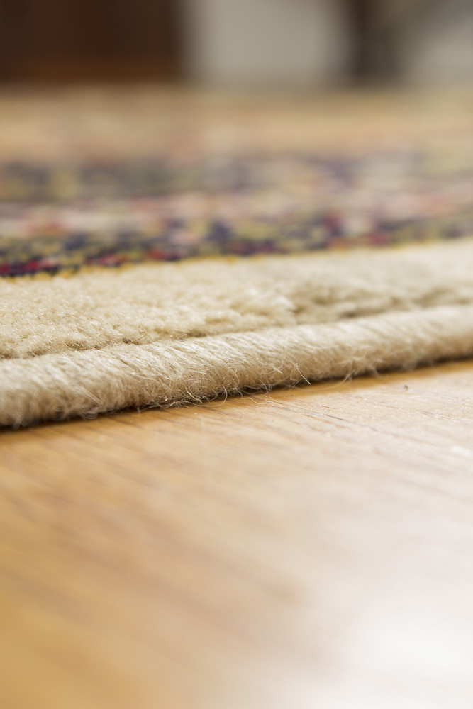 Machine Woven Persian-Style "Vase" Accent Rug