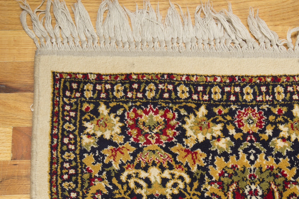 Machine Woven Persian-Style "Vase" Accent Rug