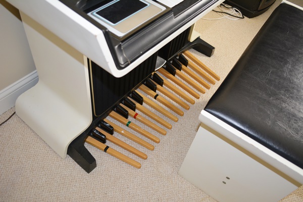 Thomas Organ Co. Retro Model 2001-A5 Electric Organ and Bench