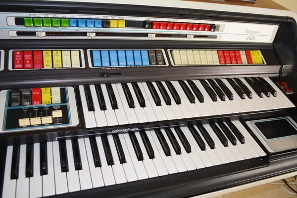 Thomas Organ Co. Retro Model 2001-A5 Electric Organ and Bench