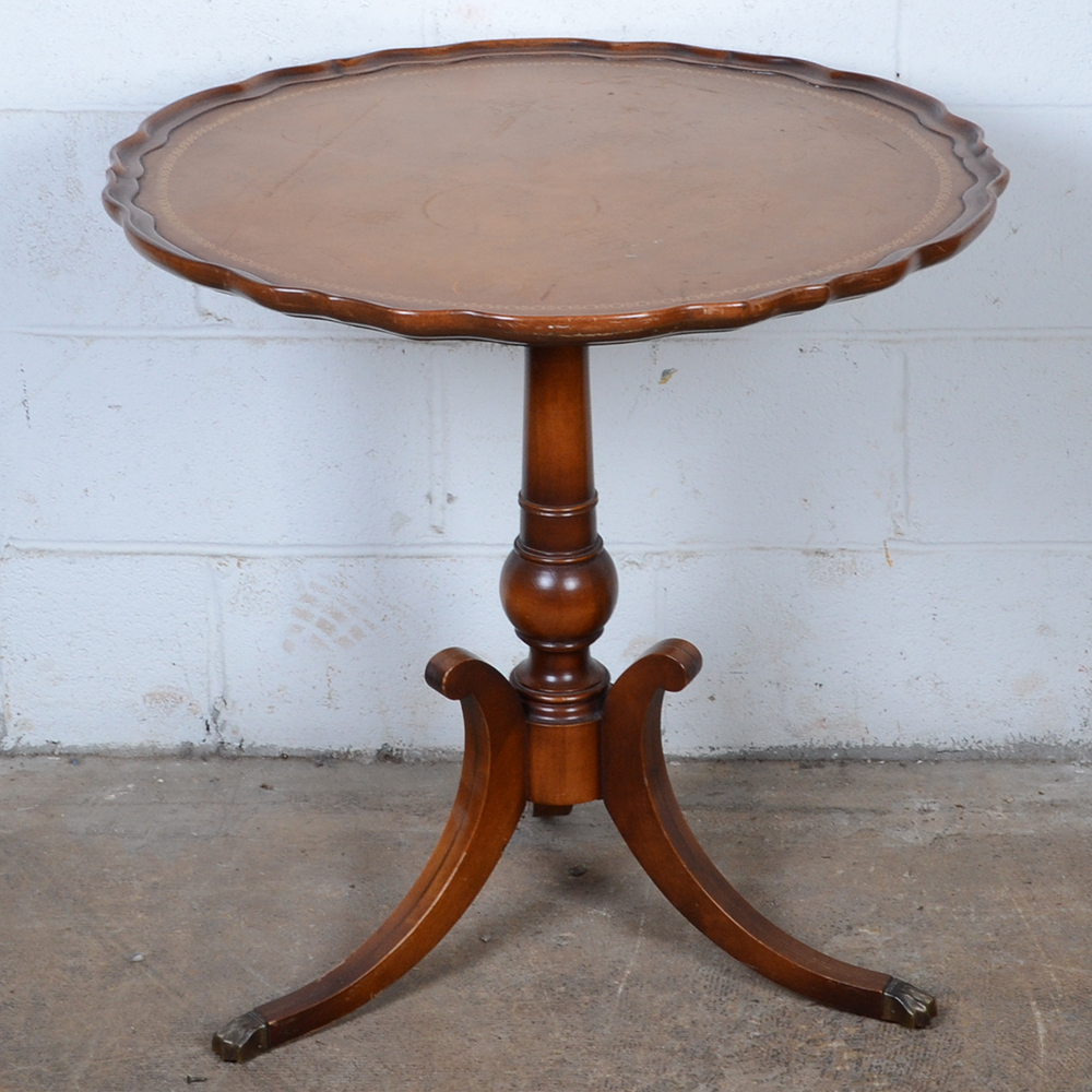 Round Tea Table with Scalloped Rim
