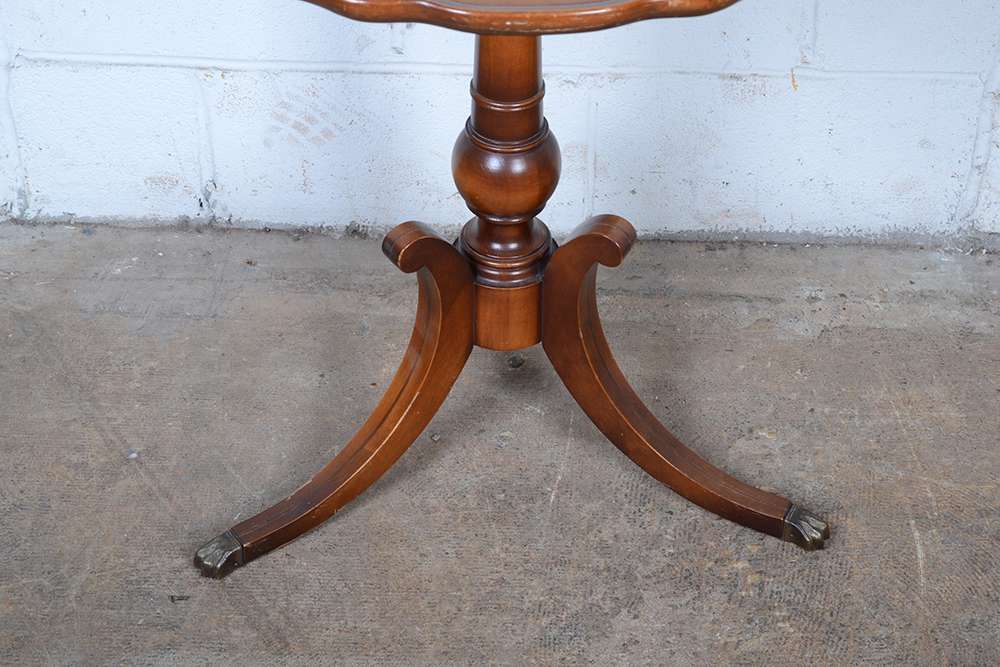 Round Tea Table with Scalloped Rim