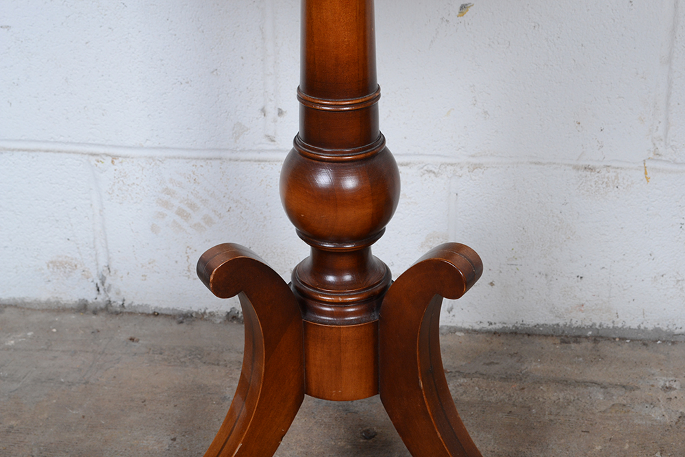 Round Tea Table with Scalloped Rim