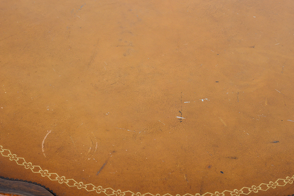 Round Tea Table with Scalloped Rim