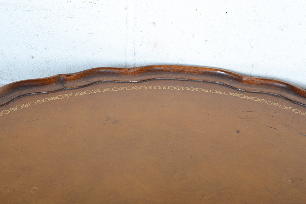 Round Tea Table with Scalloped Rim