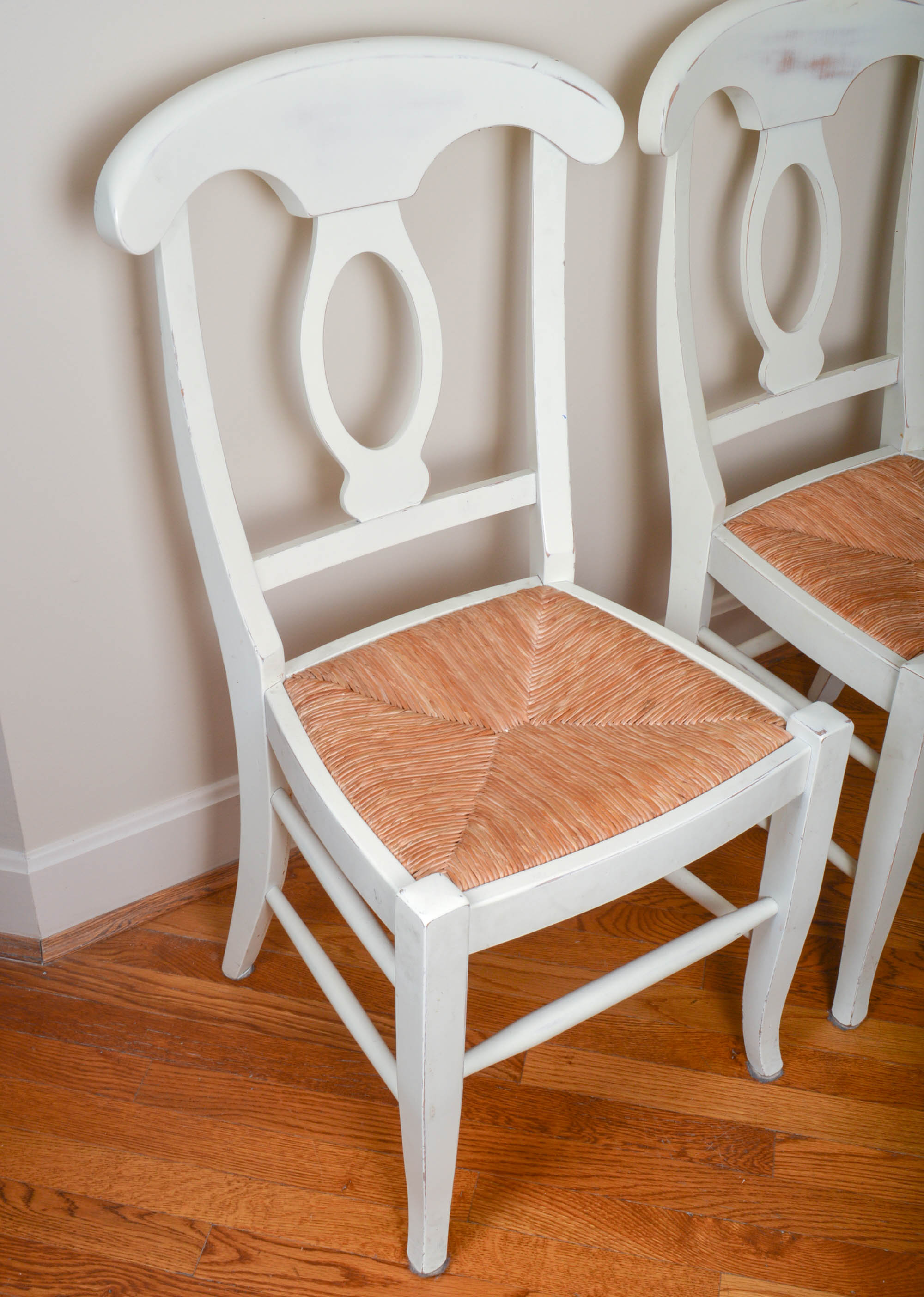 Pottery Barn Round Farmhouse Style Dining Table With Six Chairs