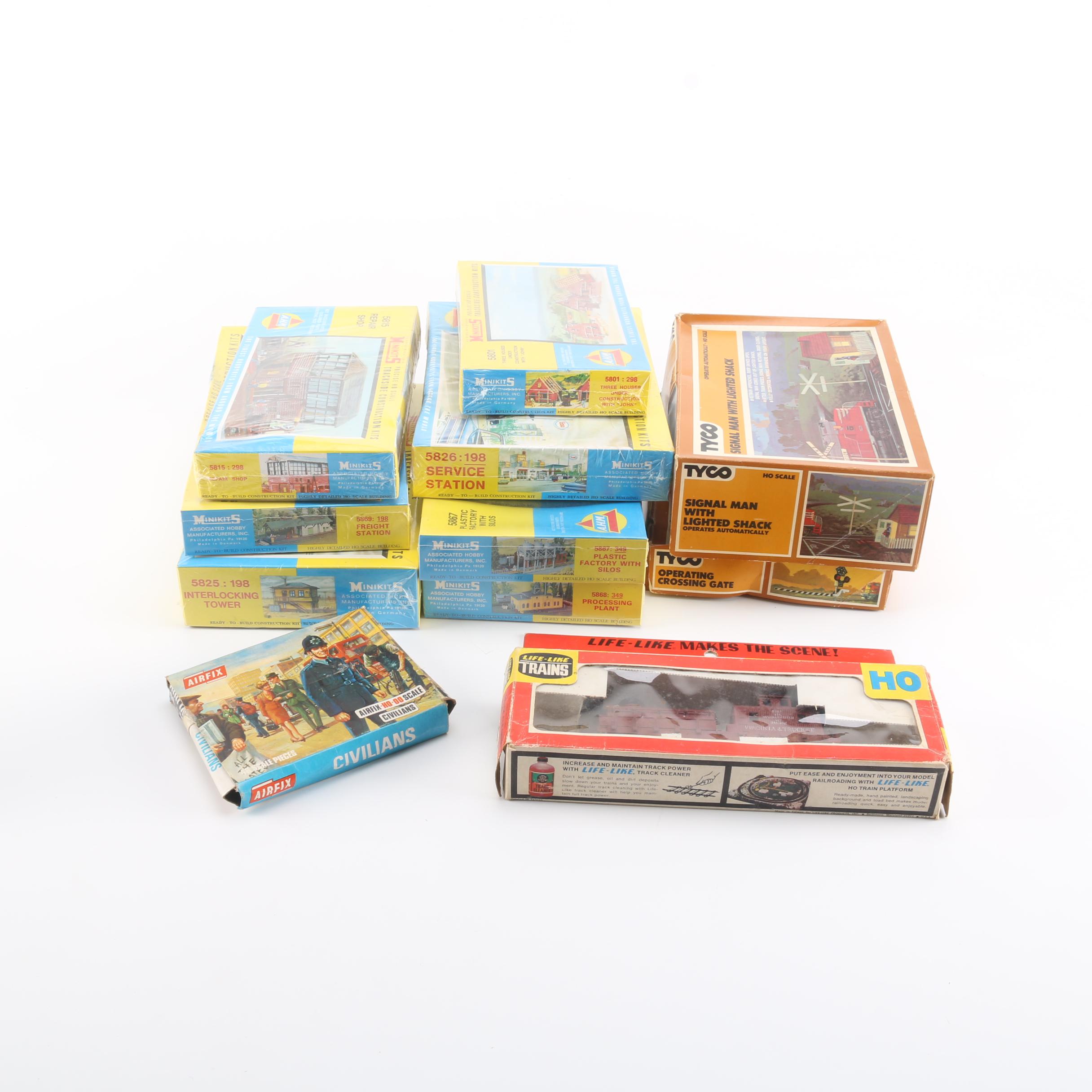 HO Scale Model Train Car and Accessories