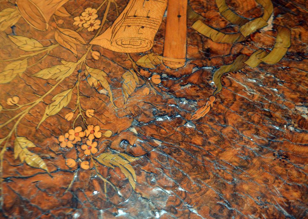 Early 20th Century Neoclassical Style Table with Elaborate Marquetry