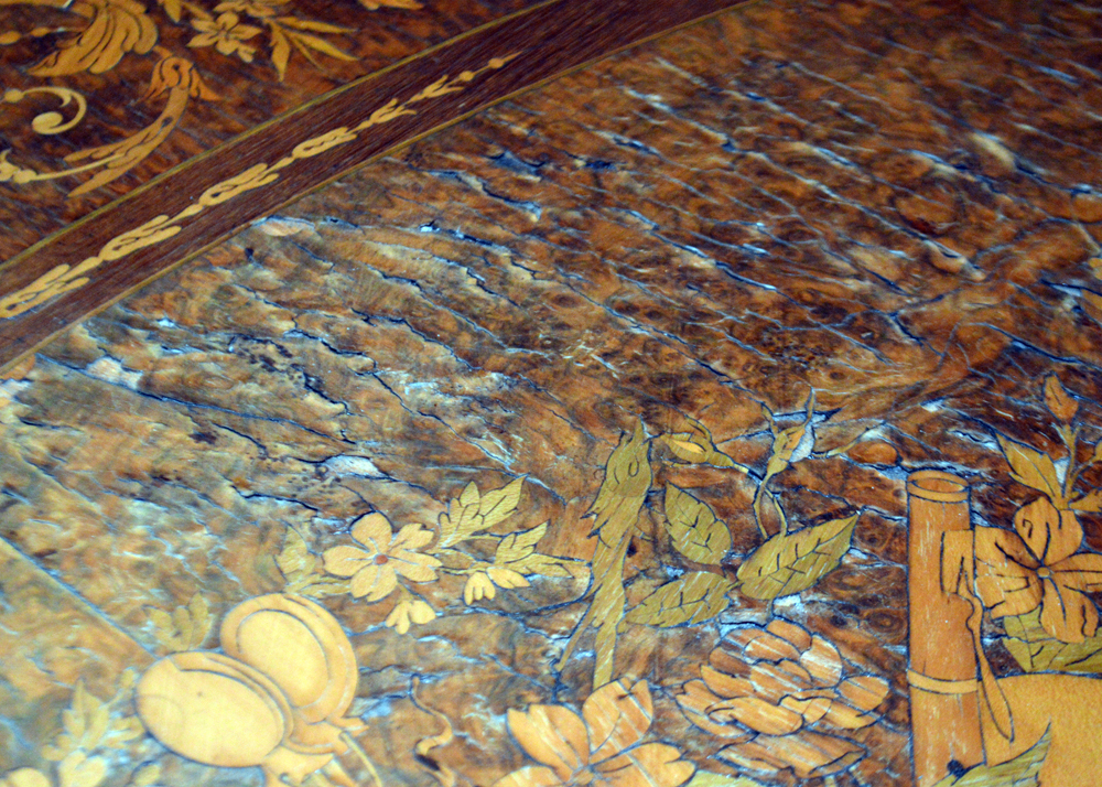 Early 20th Century Neoclassical Style Table with Elaborate Marquetry