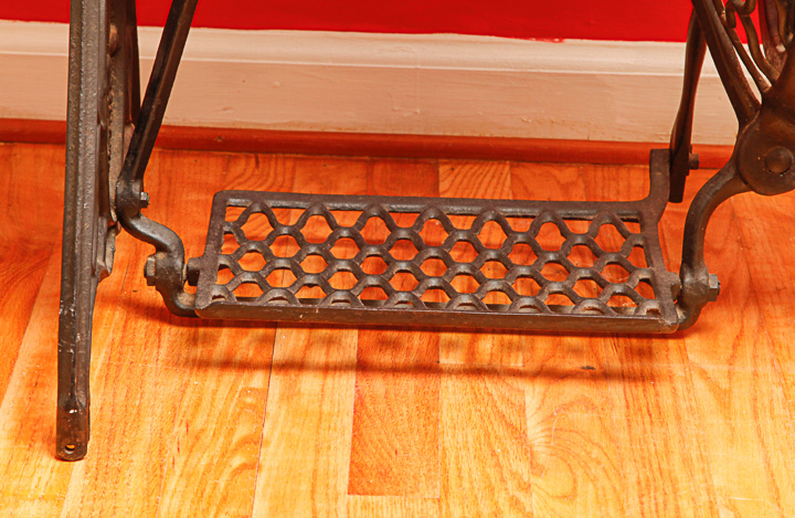 Singer 127 Treadle Sewing Machine with Quarter Sawn Oak Table