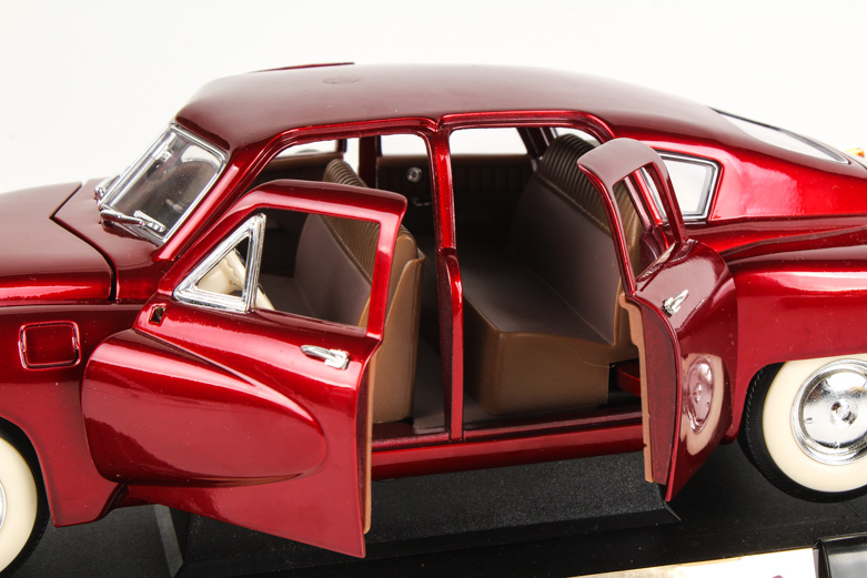 Road 1:18 Scale Die-Cast Cars