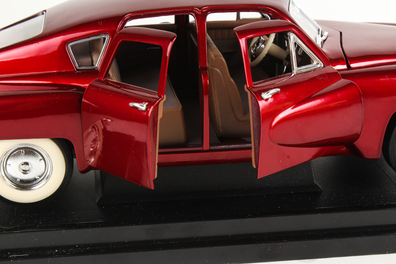 Road 1:18 Scale Die-Cast Cars