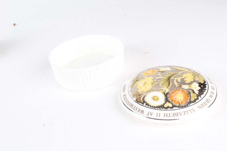 Susie Cooper Commemorative Wedgwood Silver Jubilee Home Decor