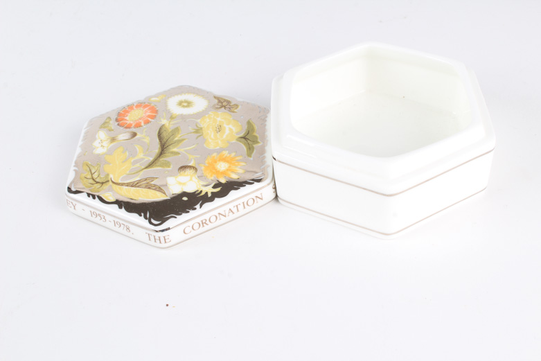 Susie Cooper Commemorative Wedgwood Silver Jubilee Home Decor