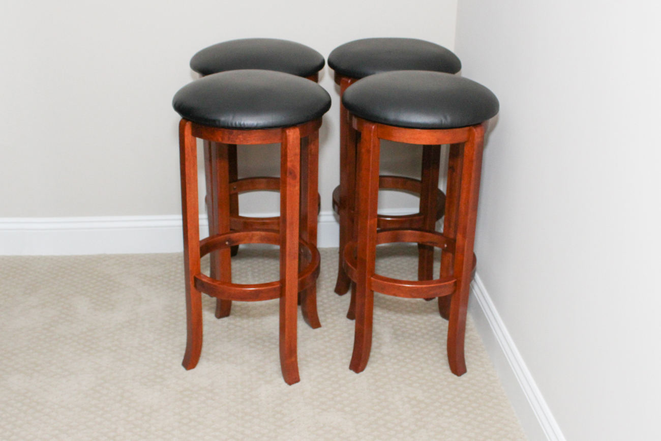 Free-Standing Bar With Four Stools