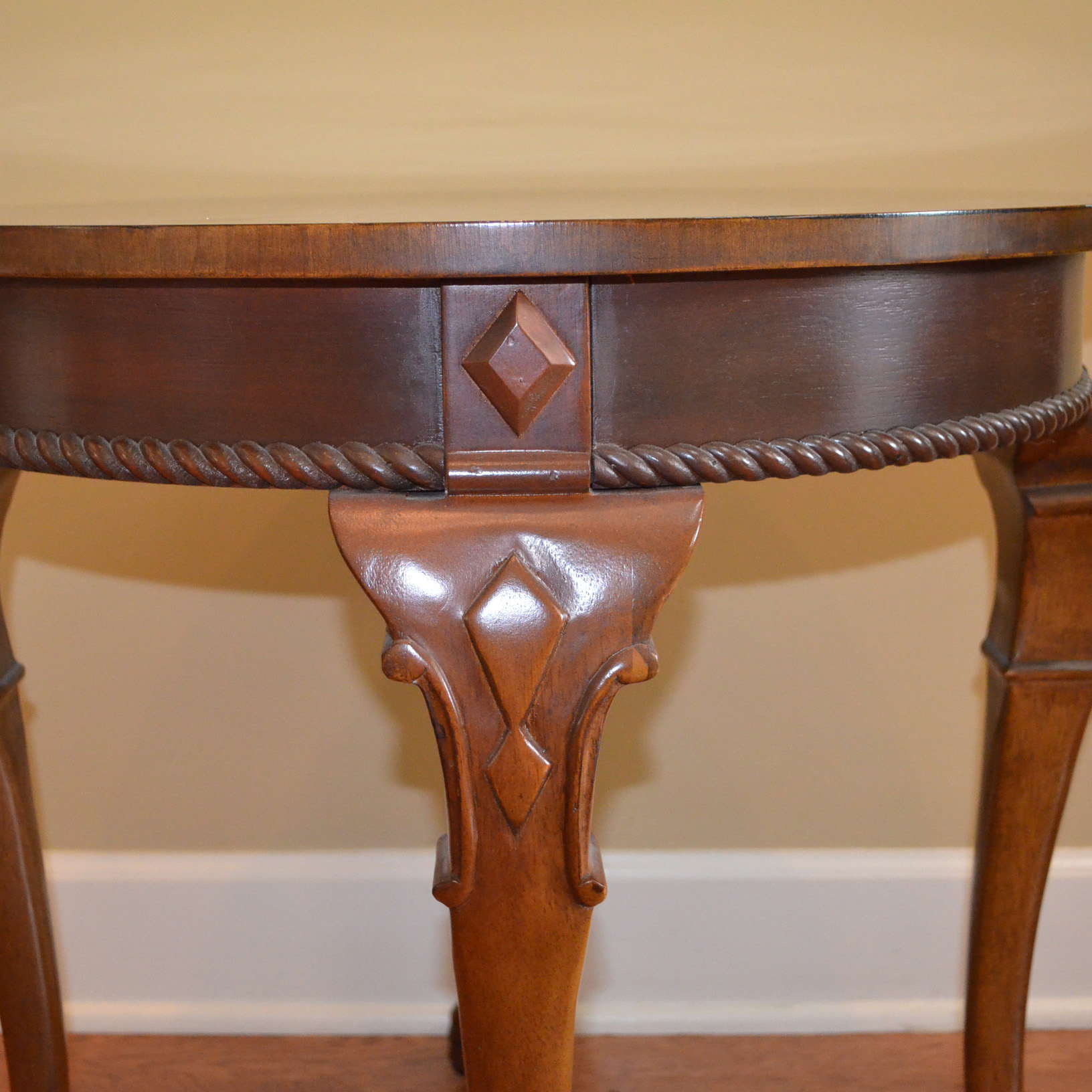 Chippendale Style Round Side Table