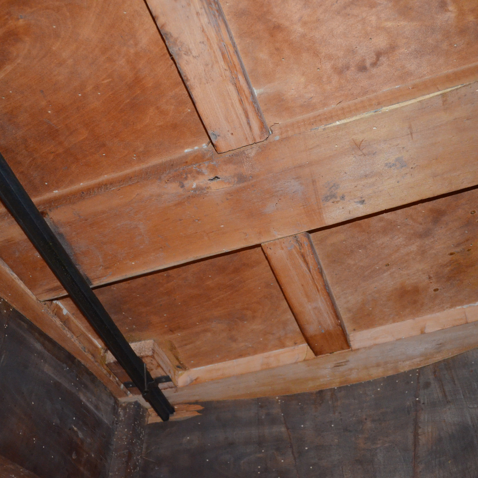 Vintage Queen Anne Style Mahogany Table with Wicker Chair