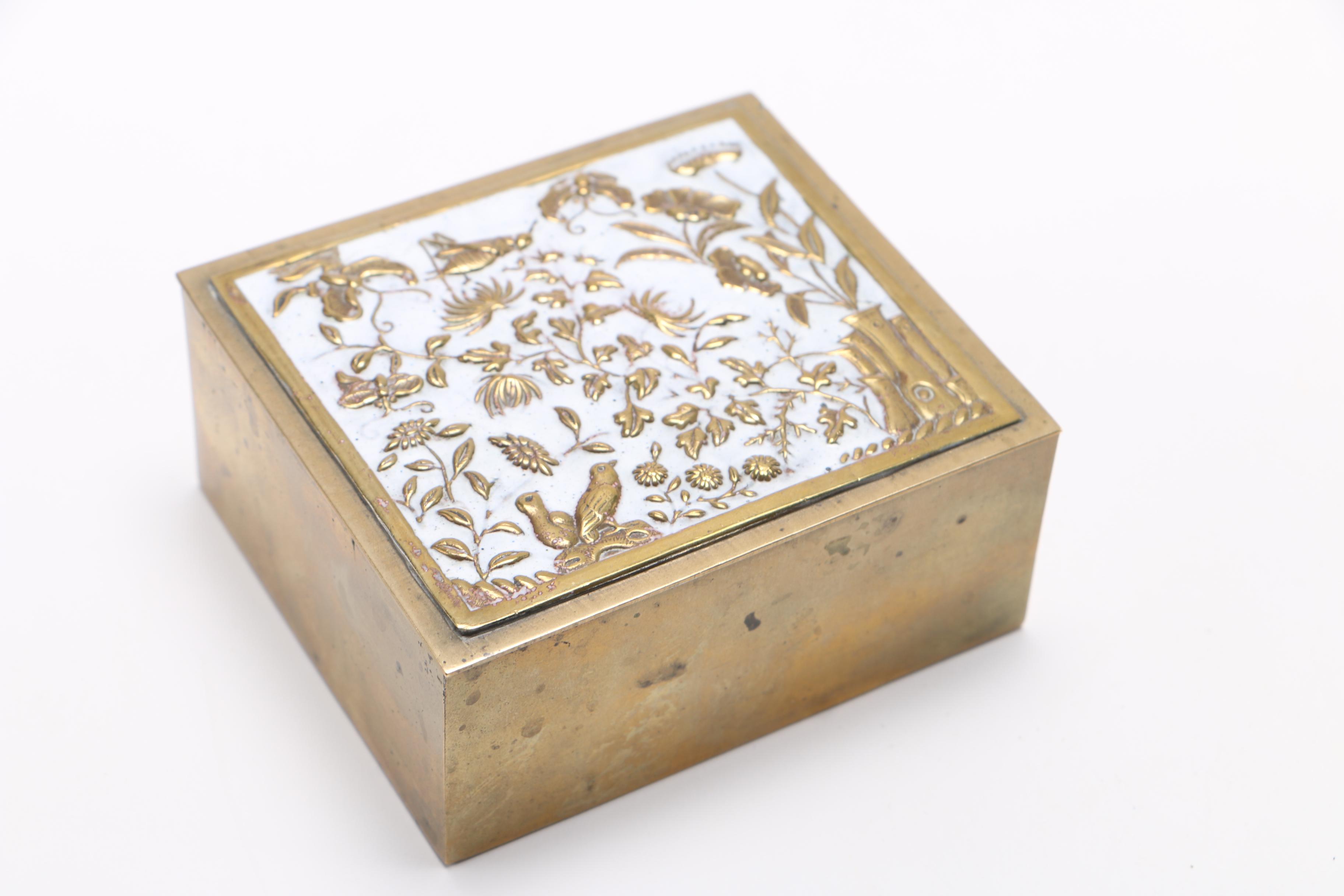 Murano Glass Ash Receiver, Linens and Decorative Box