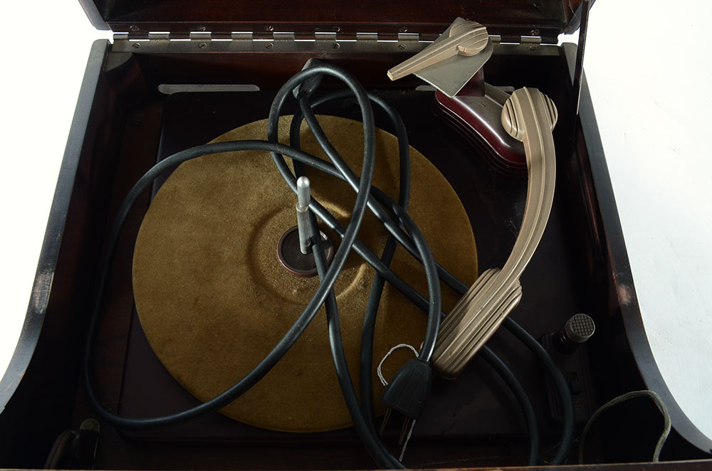 1946 Westinghouse AM H 122 Model Radio and Turntable