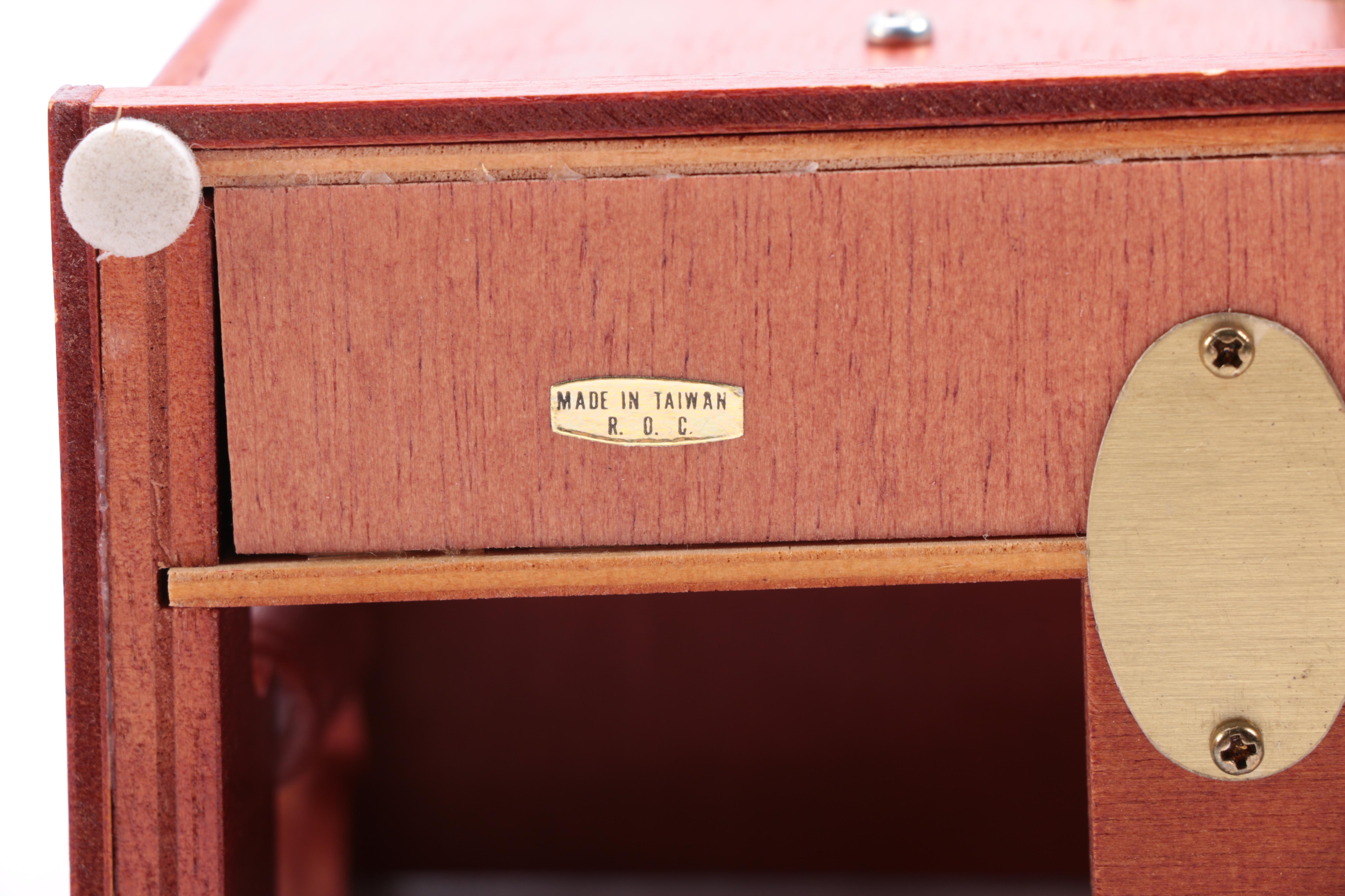 Possible Dreams Clothtique Santa Claus Figurines