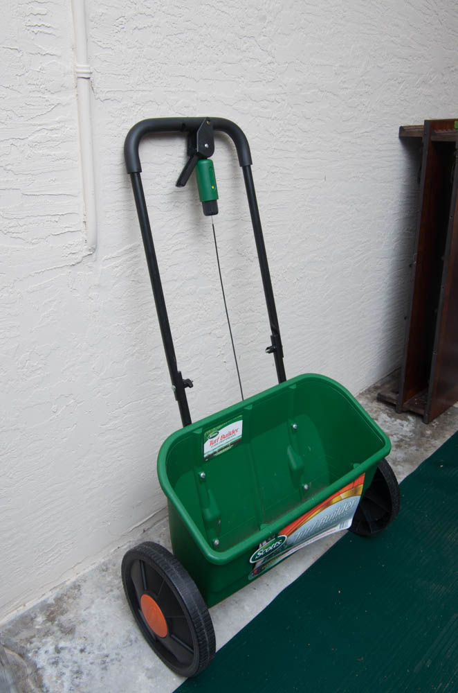Scotts Turf Builder Classic Drop Seed Spreader