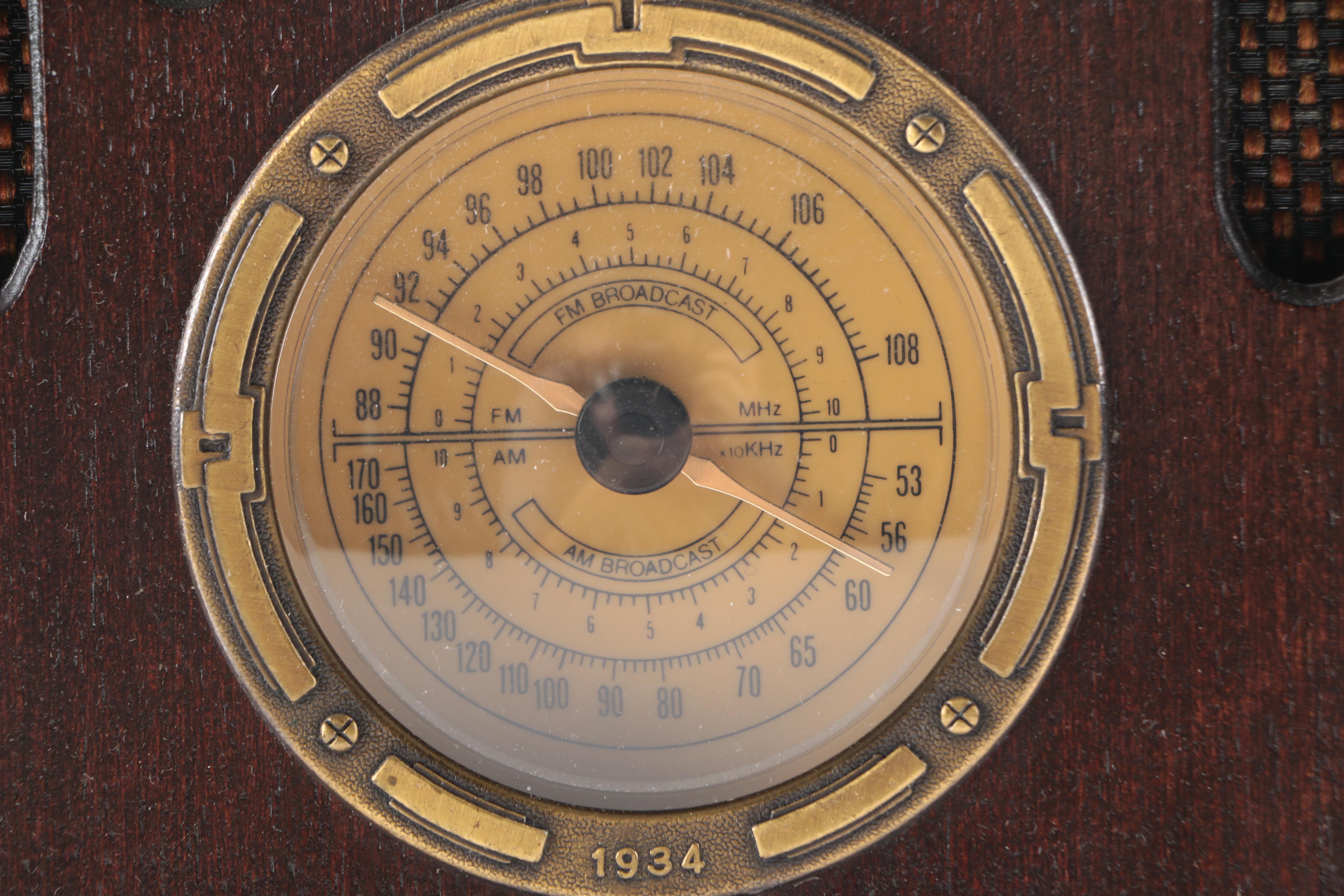 Radio Shack Model 12-697 Wooden AM/FM Radio