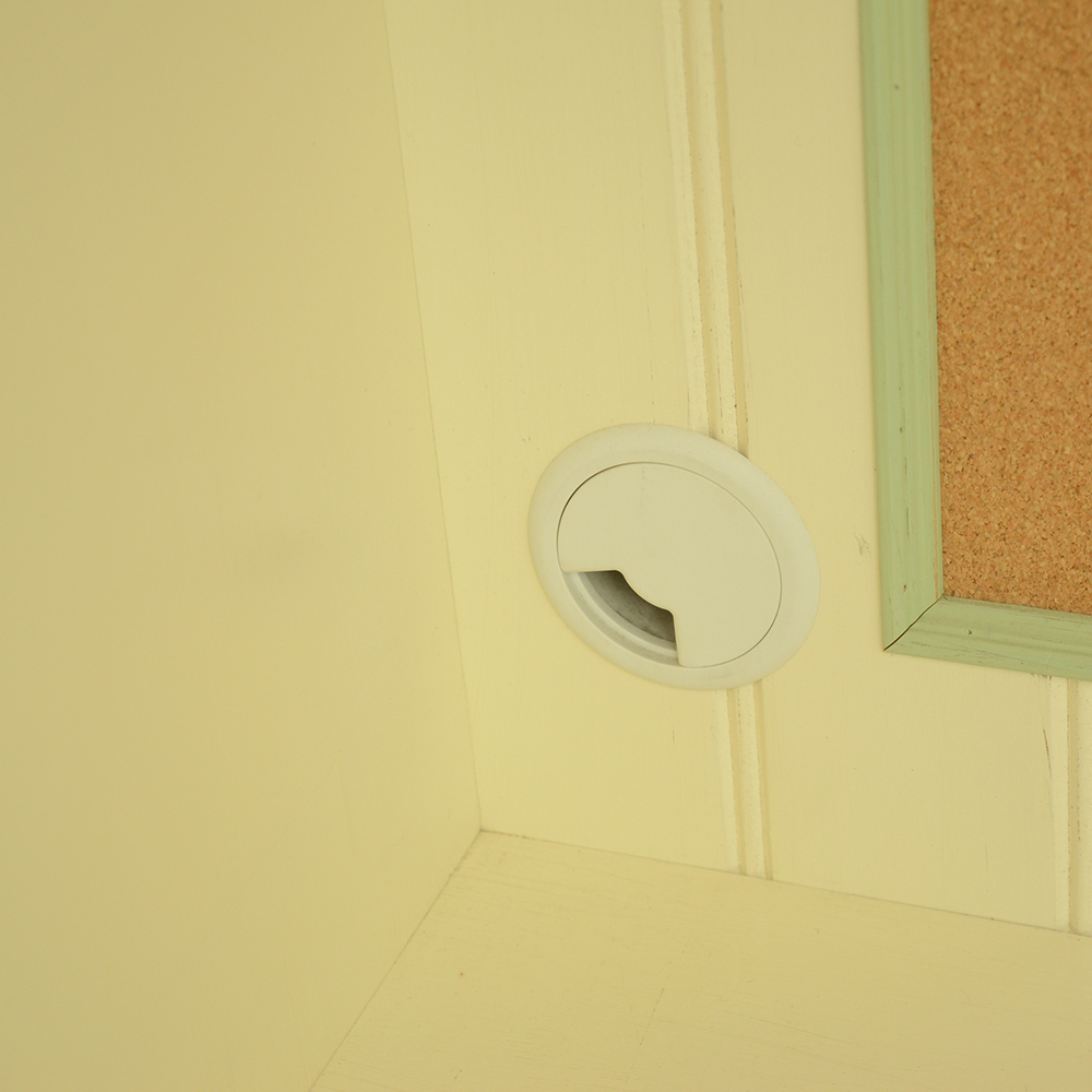 White Wood Desk With Hutch