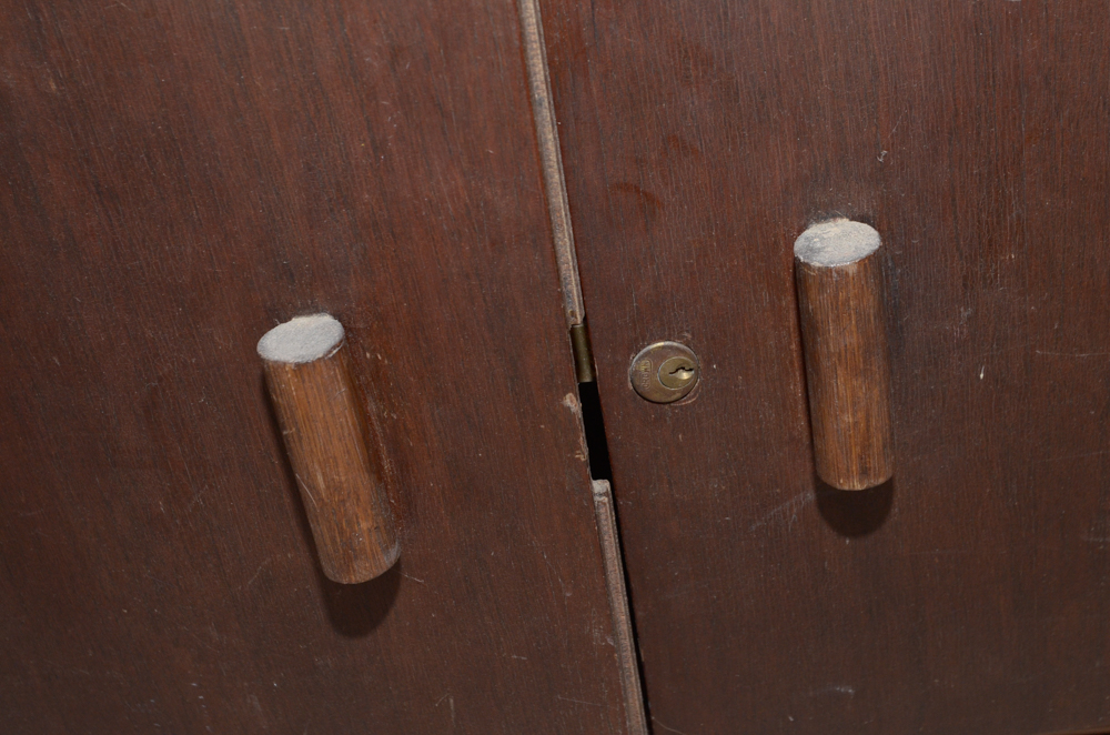 Vintage Tiki Bar With Rattan Bar Stools