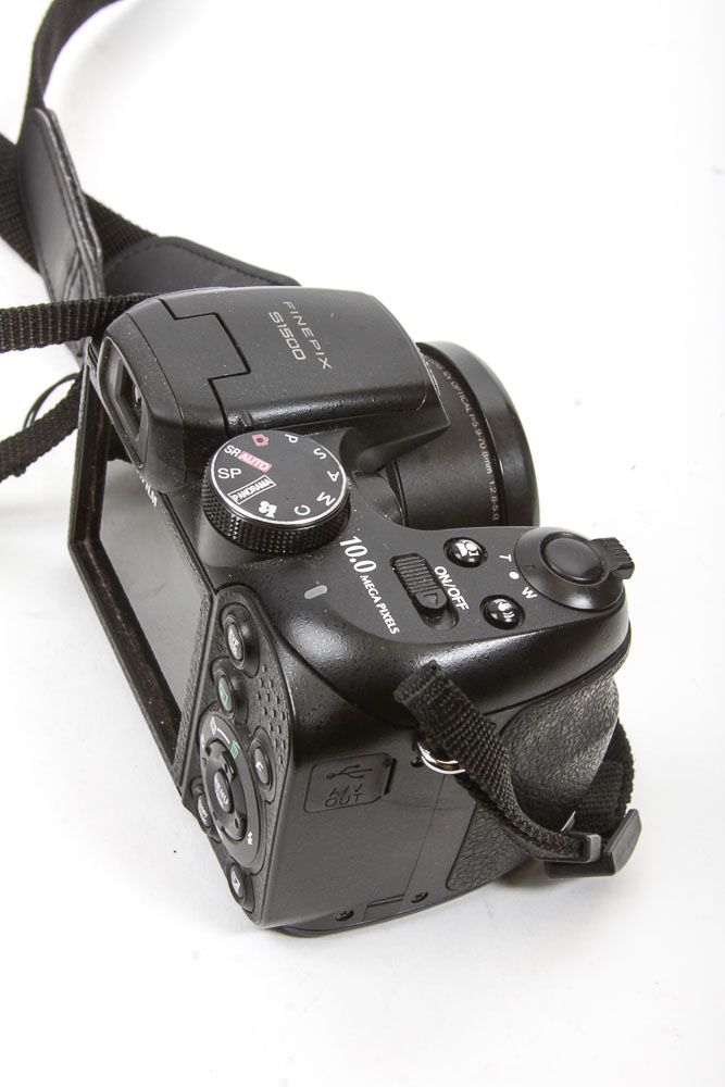 FujiFilm Finepix S1500 Digital Camera