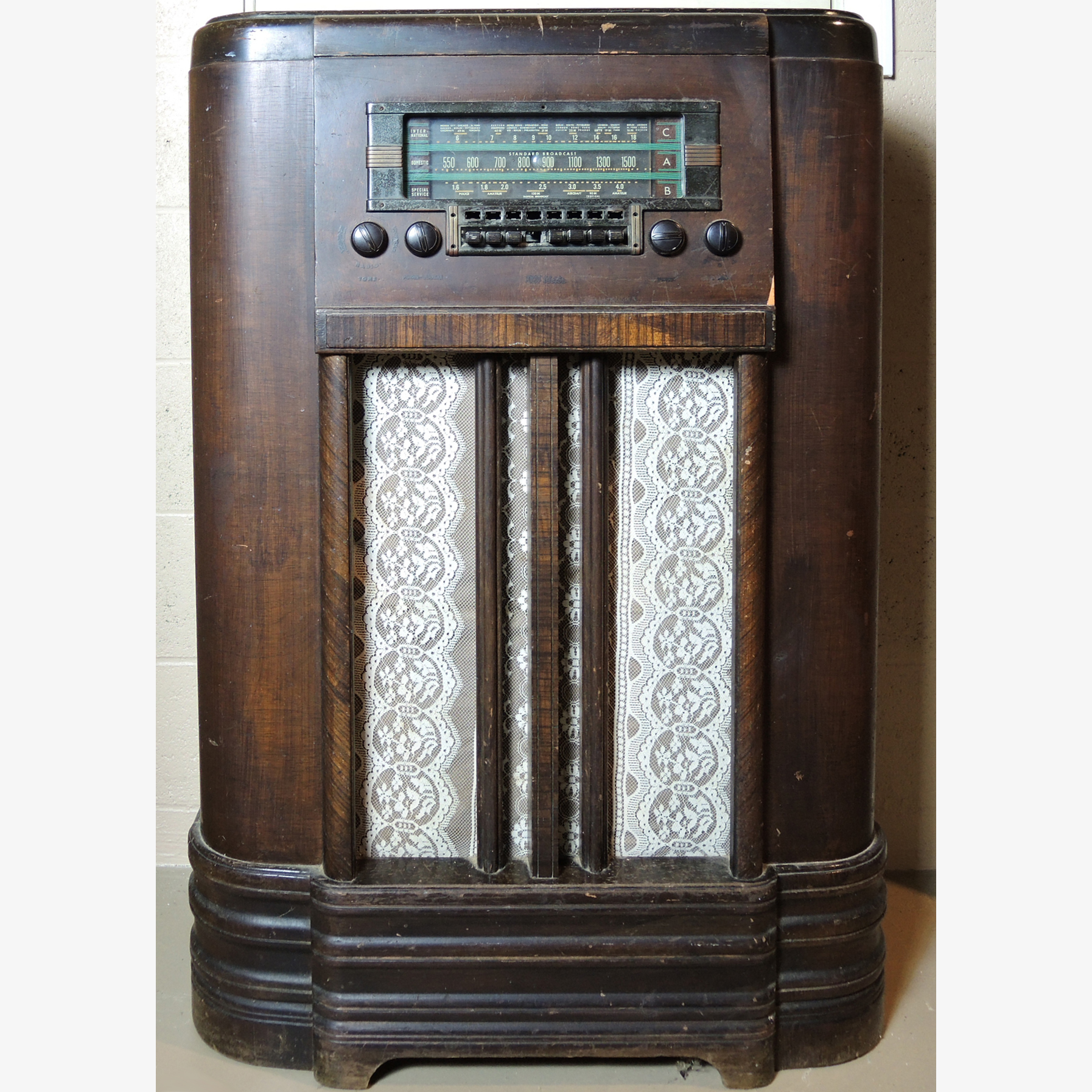 Vintage 1930s RCA K80 Console Radio