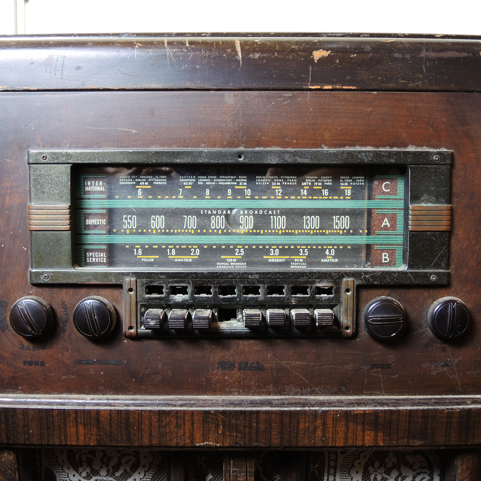 Vintage 1930s RCA K80 Console Radio