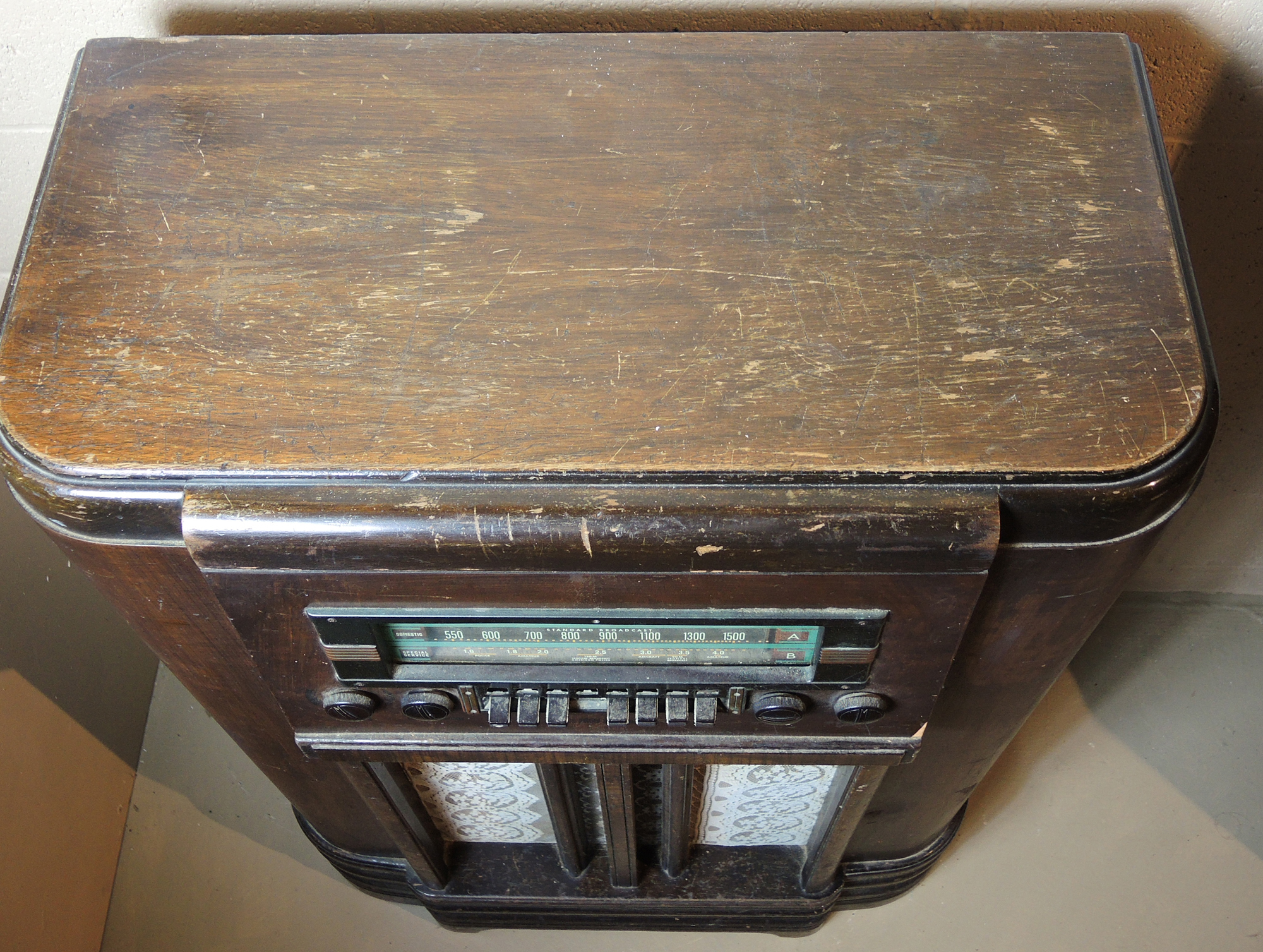 Vintage 1930s RCA K80 Console Radio