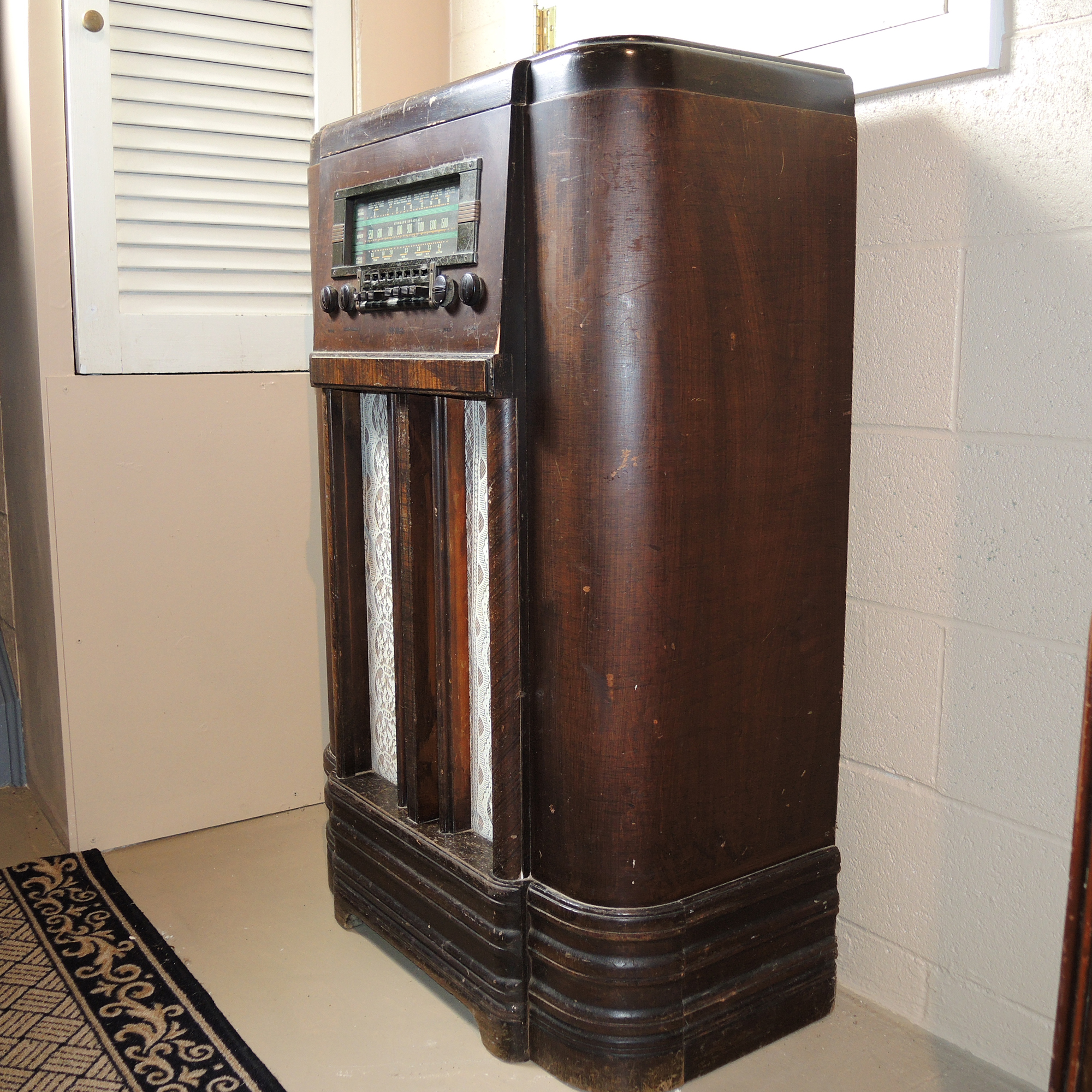 Vintage 1930s RCA K80 Console Radio