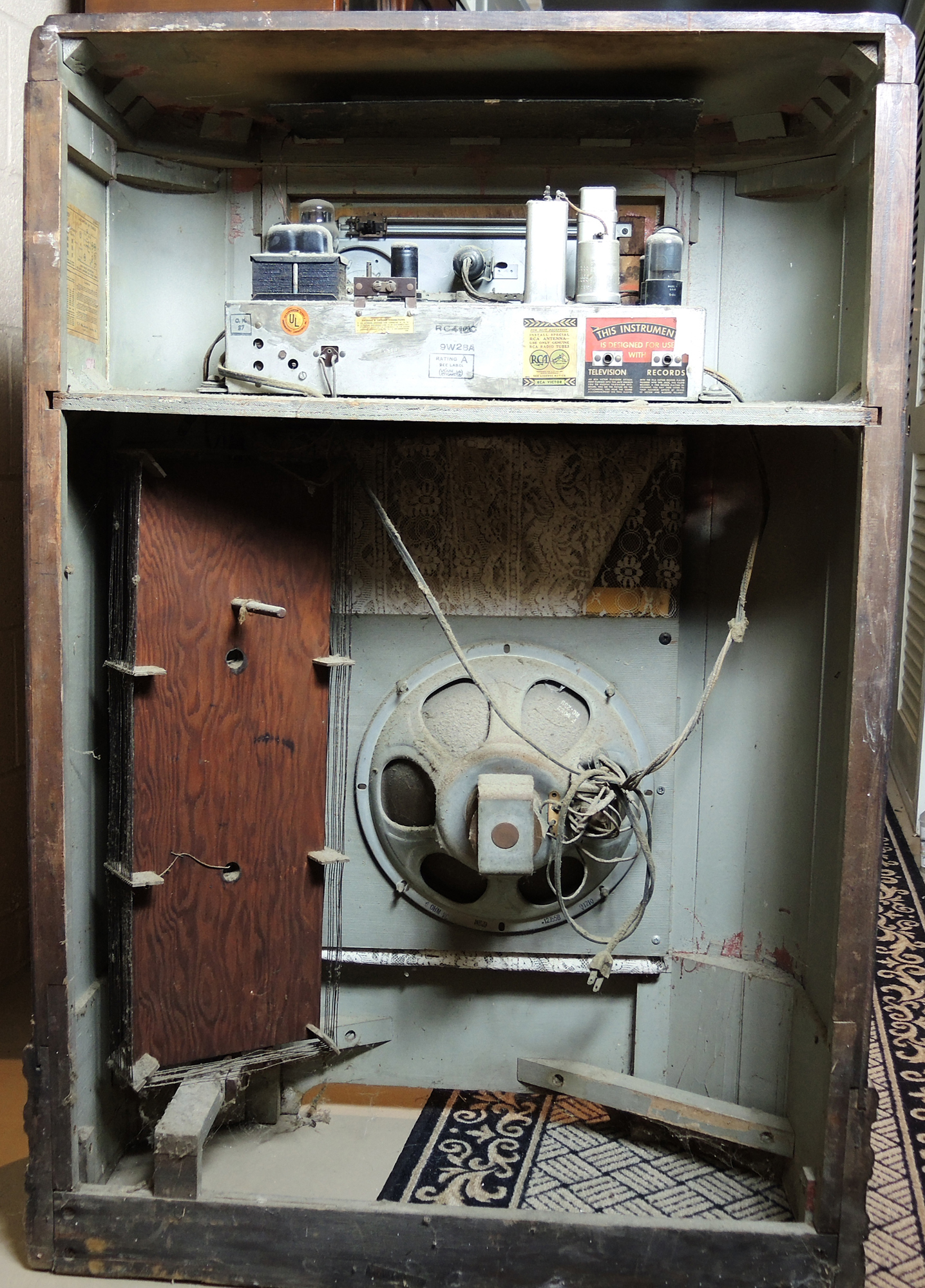 Vintage 1930s RCA K80 Console Radio