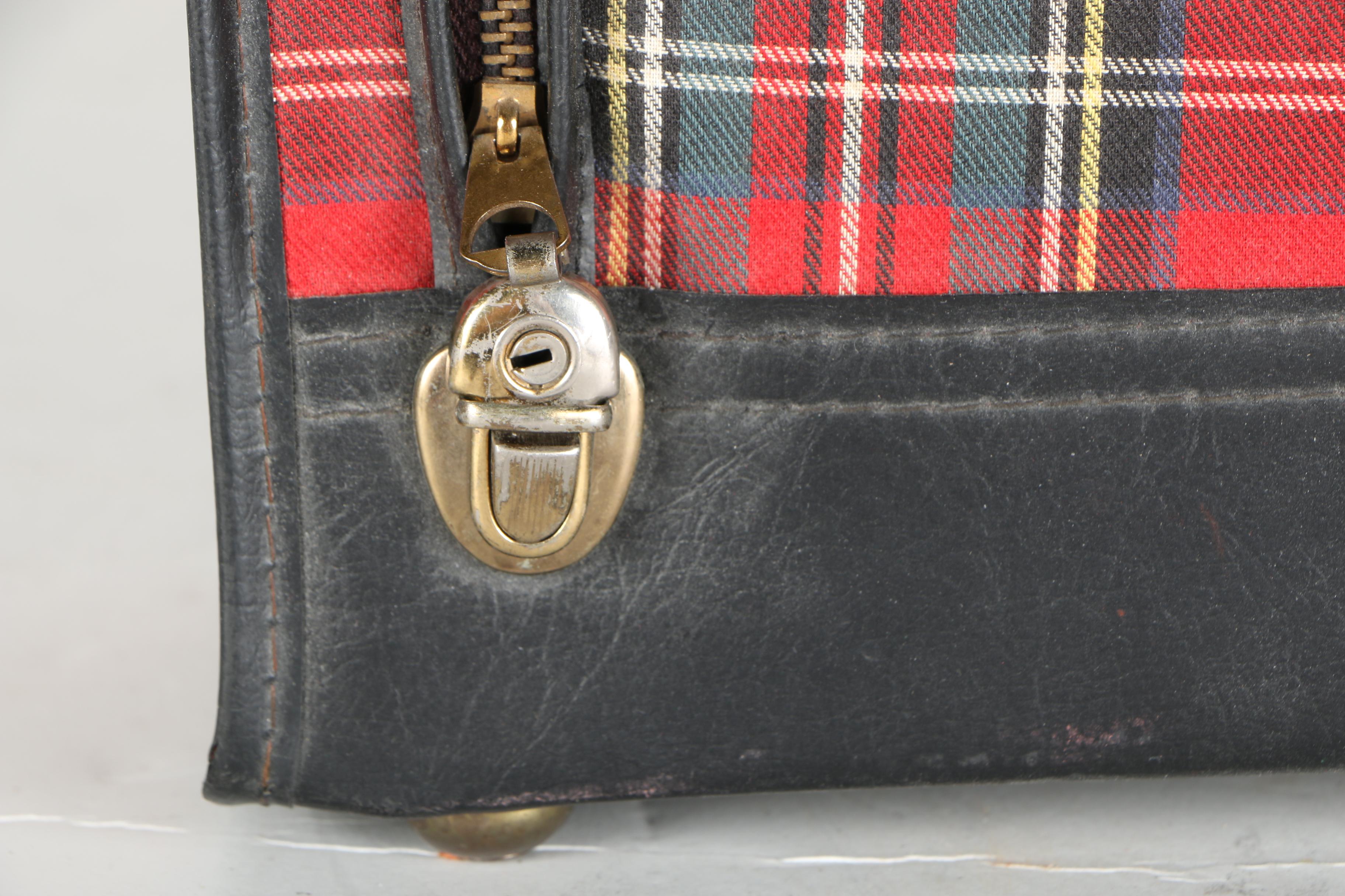 White Star Luggage Set With Plaid Suitcases