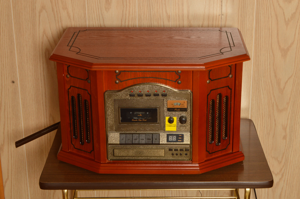 Faux Vintage Victoria Tunewriter Turntable Stereo