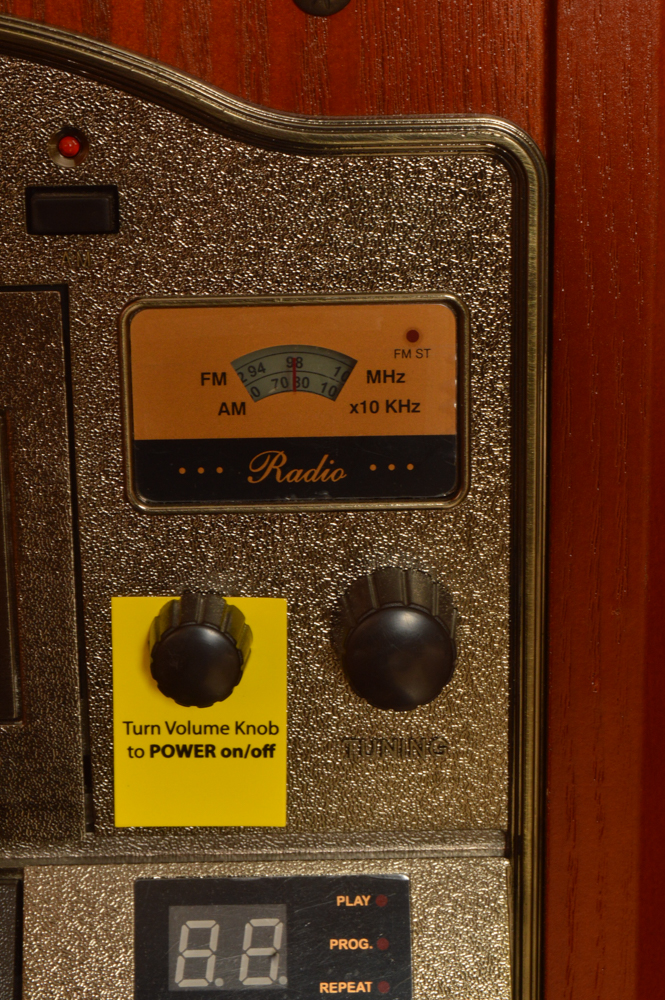 Faux Vintage Victoria Tunewriter Turntable Stereo