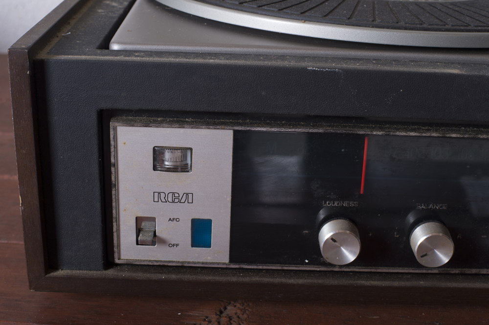 1970s-Era RCA Modular Series Record Player With Speakers